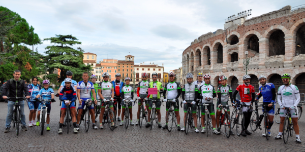 BT - i ciclisti in piazza Bra a Verona