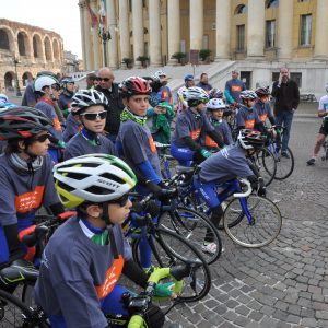 I bambini accolgono il Bike Tour a Verona